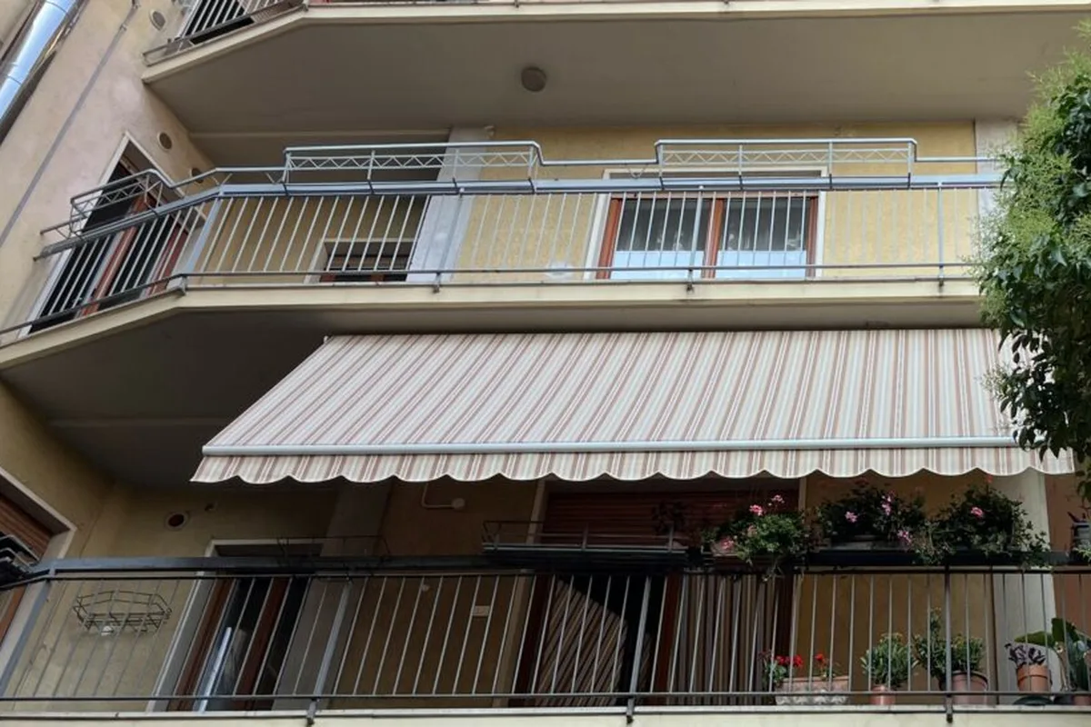 Tenda da sole a bracci estesa su balcone